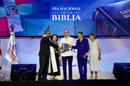 Comunidad Cristiana reconoce a Luis Abinader por apoyo a la Biblia