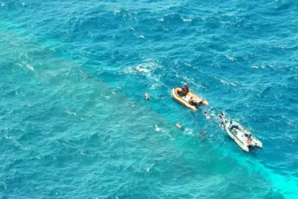Sube a 64 la cifra de muertos tras naufragio de ferry en Indonesia