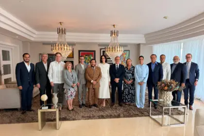Yossi Abadi agasaja al vicepresidente de El Salvador Félix Ulloa