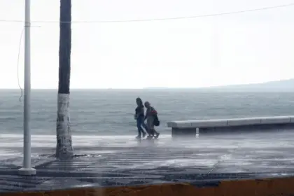 Huracán Polo y nueva depresión tropical mantienen en alerta a México