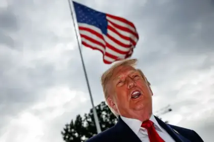 Trump planea reemplazar sala de prensa de la Casa Blanca por piscina