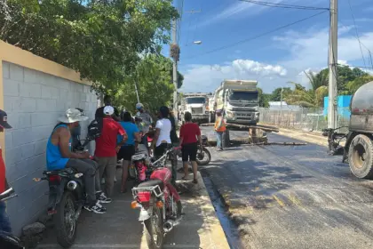 Protesta en Dajabón por irregularidades en asfaltado de calles en La Vigía