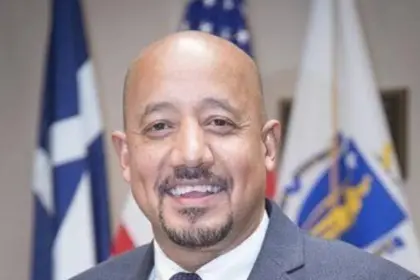Alcalde Brian DePeña enfrenta 15 nuevos cargos legales en Lawrence