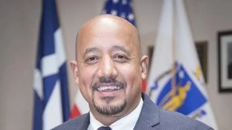 Alcalde Brian DePeña enfrenta 15 nuevos cargos legales en Lawrence