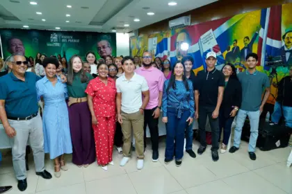 Fuerza del Pueblo profesionaliza la imagen y comunicación política femenina