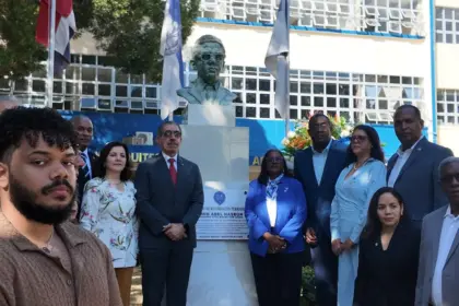 UASD honra memoria de Amín Abel Hasbún con solemne ofrenda floral