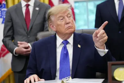 Gobierno de Trump revoca protecciones contra discriminación a alumnos LGTBI
