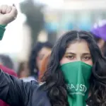 Mujeres protestan en Bogotá por el derecho al aborto en Colombia