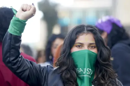 Mujeres protestan en Bogotá por el derecho al aborto en Colombia