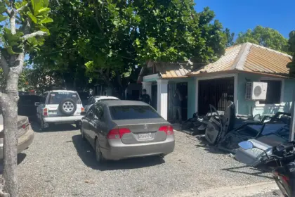 Policía recupera vehículo robado en La Vega y detiene a un hombre