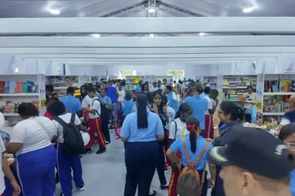 Éxito comercial y gran asistencia juvenil en la Feria del Libro 2026