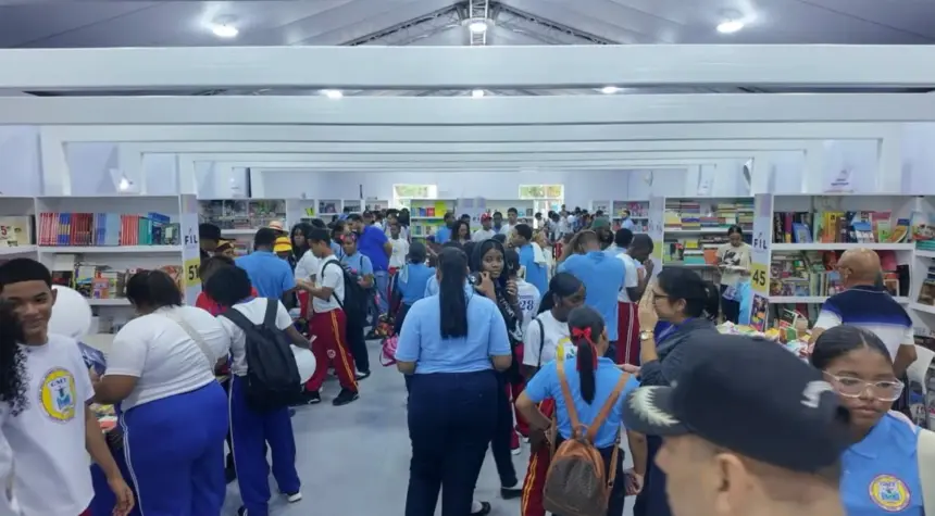 Éxito comercial y gran asistencia juvenil en la Feria del Libro 2026