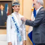 Abinader condecora a Joheirry Mola tras su histórica victoria en Miss Mundo