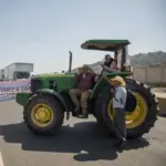 Tractores bloquean vía San Juan y causan caos vial por deuda estatal