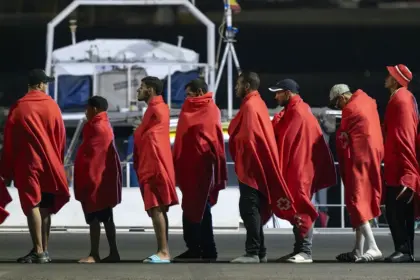 UE aprueba centros de retorno para migrantes en terceros países