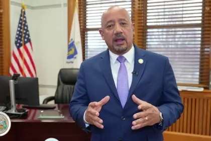 Brian DePeña reafirma que seguirá como alcalde de Lawrence pese a cargos