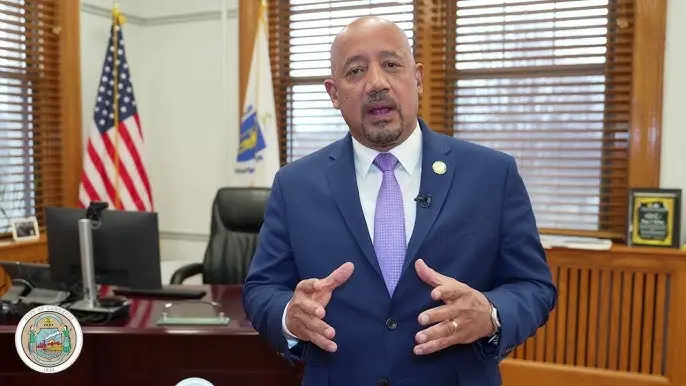 Brian DePeña reafirma que seguirá como alcalde de Lawrence pese a cargos