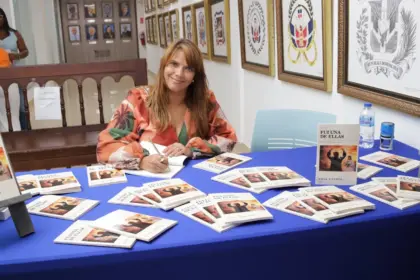 Rosa Escoto presenta su libro Fui una de ellas en la Feria del Libro