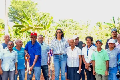 Ana Reyes inicia construcción de 2,000 metros de contenes en Samaná