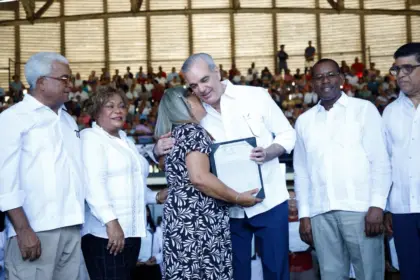 Abinader entrega 1,500 títulos de propiedad en El Almirante II