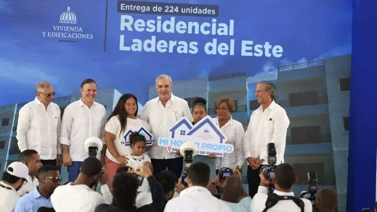 Abinader entrega 224 apartamentos en proyecto Laderas del Este 1 Abinader entrega 224 apartamentos en proyecto Laderas del Este