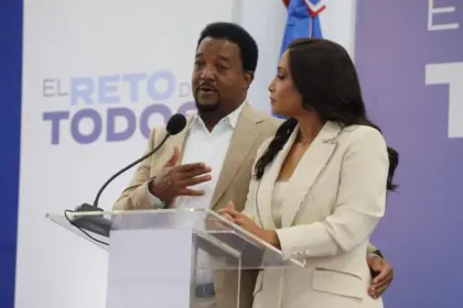 Pedro Martínez pide a figuras dominicanas invertir en sus comunidades