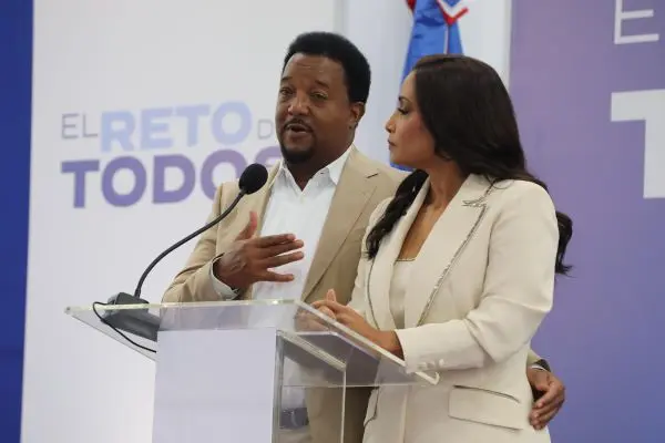 Pedro Martínez pide a figuras dominicanas invertir en sus comunidades