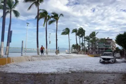 Huracán Rachel se intensifica a categoría 3 frente a costas de México
