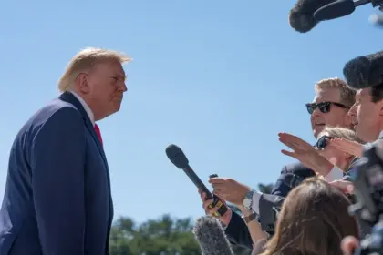 Demandan a Trump por restringir terapia de género en Medicaid