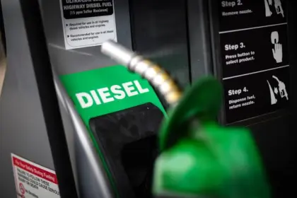 G7 libera 100 millones de barriles de diésel para estabilizar precios