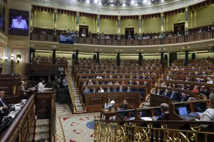 Congreso español tumba decretos de vivienda del Gobierno de Sánchez
