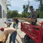 Oficina Senatorial de Monseñor Nouel entrega materiales para viviendas