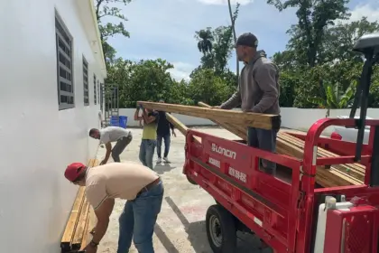Oficina Senatorial de Monseñor Nouel entrega materiales para viviendas