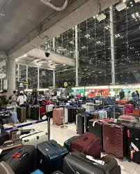 Caos en aeropuerto de Bangkok: Inundaciones dejan miles de maletas varadas