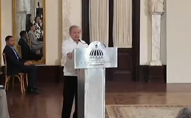 Ellis Pérez es galardonado como Adulto Mayor del Año en Santo Domingo