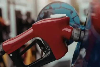 Gobierno congela precios de combustibles en República Dominicana