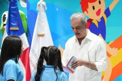 Abinader impulsa la lectura juvenil en la Feria Internacional del Libro 2026