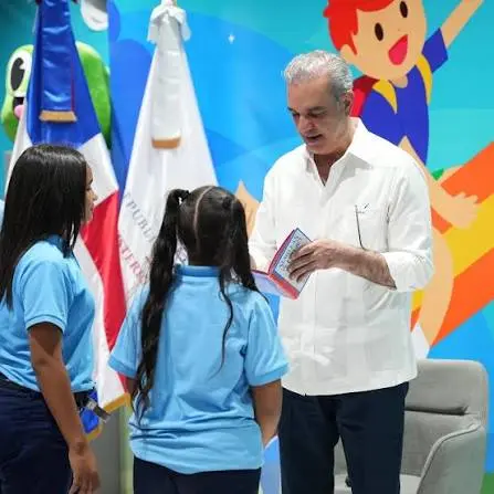 Abinader impulsa la lectura juvenil en la Feria Internacional del Libro 2026