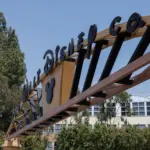 Disney recorta 300 empleos y ofrece retiros a ejecutivos para reducir costos