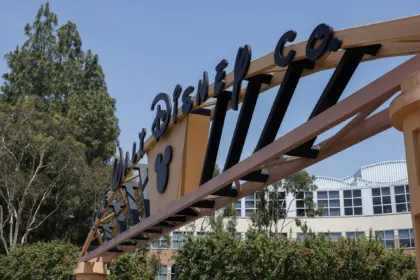 Disney recorta 300 empleos y ofrece retiros a ejecutivos para reducir costos