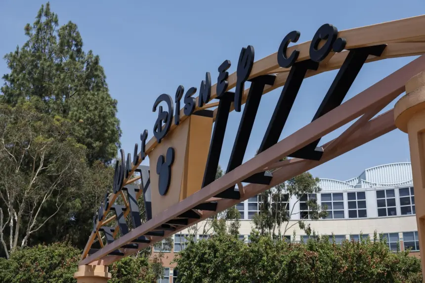 Disney recorta 300 empleos y ofrece retiros a ejecutivos para reducir costos