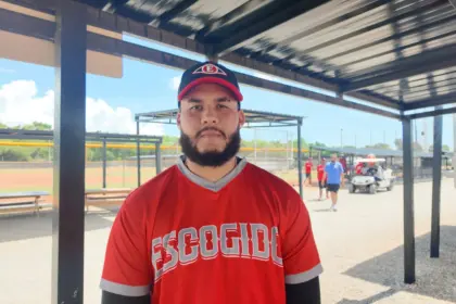 Víctor Santos vuelve a los Leones del Escogido listo para la temporada LIDOM