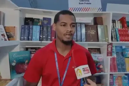 Jóvenes muestran gran interés por libros de política en la Feria del Libro