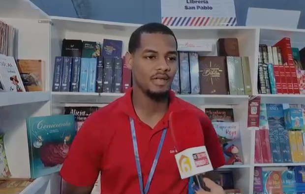 Jóvenes muestran gran interés por libros de política en la Feria del Libro
