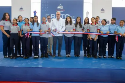 Abinader entrega techado deportivo en Rancho Arriba para 665 estudiantes