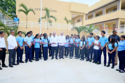 Abinader inaugura dos liceos en Santiago tras 14 años de espera