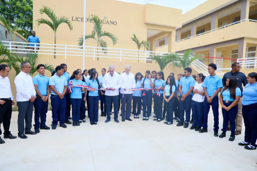 Abinader inaugura dos liceos en Santiago tras 14 años de espera