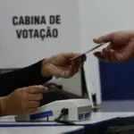 Lula da Silva ejerce su voto y se muestra confiado en ganar las elecciones