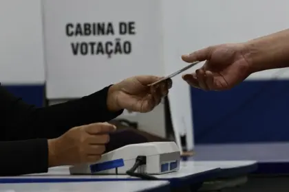 Lula da Silva ejerce su voto y se muestra confiado en ganar las elecciones