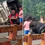Dos heridos tras vuelco de camión en el puente del río Maimón